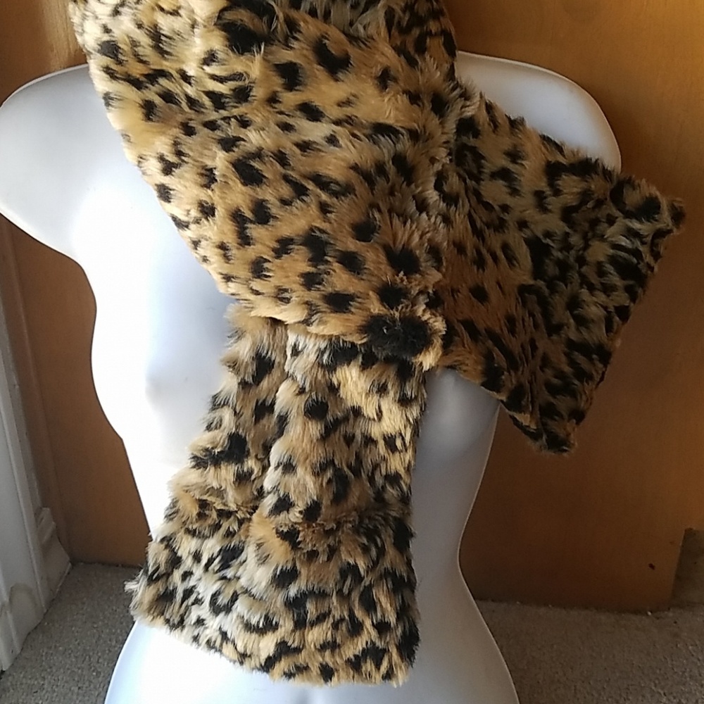 LEOPARD PULL-THROUGH SCARF/STOLE - Picture 2 of 7